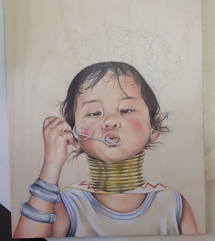 En la ropa he añadido luces y sombras con grafito y pastel blanco, dejando el color de la madera de fondo.