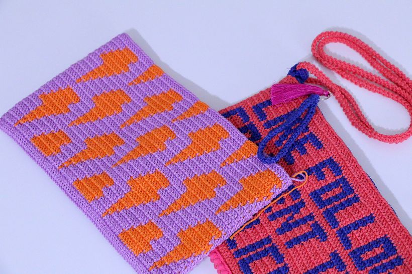 Yo opte por un pequeño bolso de mano, lo reversible no me resulto así que estoy haciendo dos ; ) 