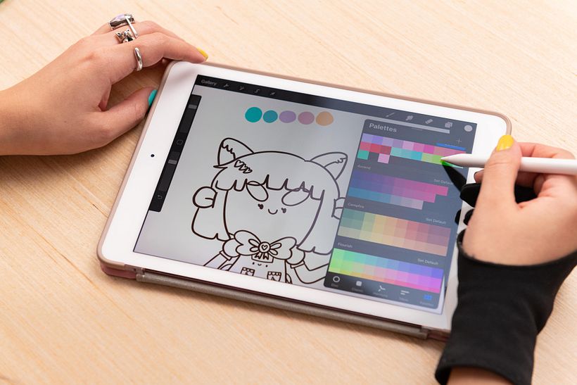 Vania Bachur decide los colores para uno de sus personajes.