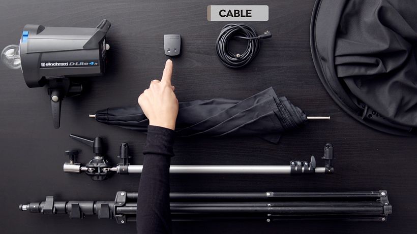 También puedes usar un cable que conecta directamente tu cámara a la luz.