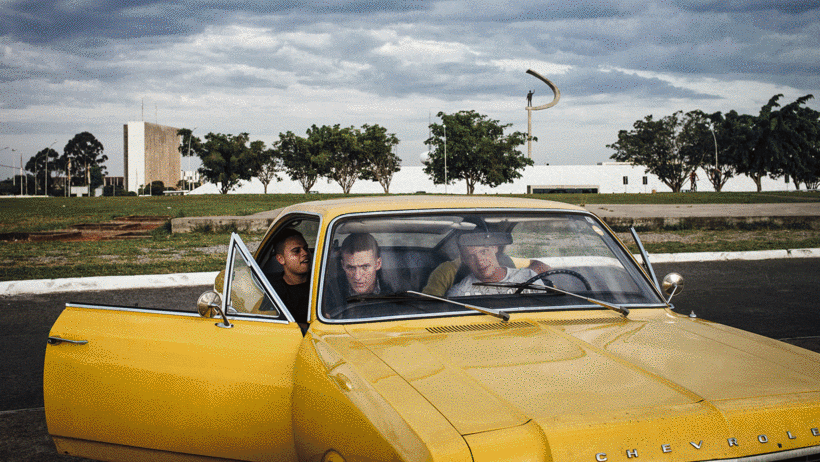 Gustavo Minas uses the reflexes of everyday life to capture different points of view in the same image.
