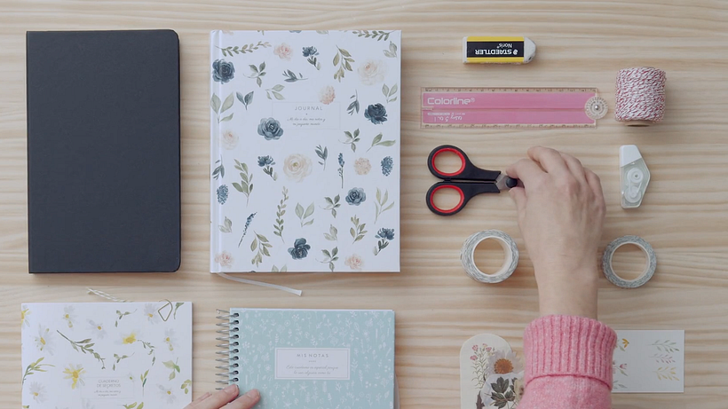 Utilizar la goma de borrar, la regla y las tijeras para crear estructuras, collages y dibujos