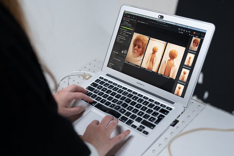 La fotógrafa Natalia Gw , en la fase de postproducción de un proyecto fotográfico.