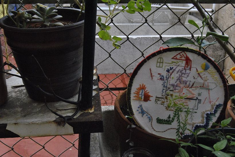 Descomposición de la casa bordado y fotografía 1