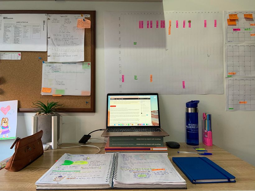 Espacio de trabajo organizado, laptop en una posición de altura mucho mejor