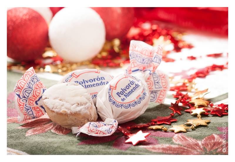 Fotografía Polvorones de Almendra con decoración Navideña