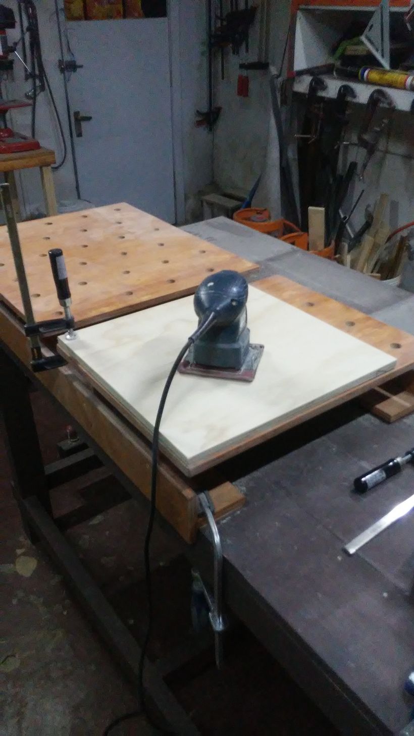 Lo prensé a mi mesa de trabajo y pude cortar con la sierra circular y lijar sin problemas.