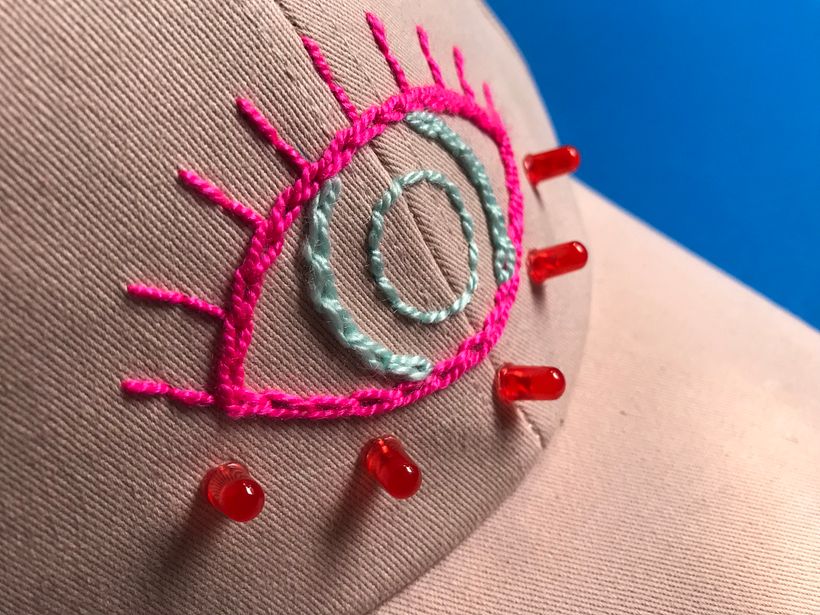 Detalle de bordado con lana acrílica y leds en jockey de algodón.