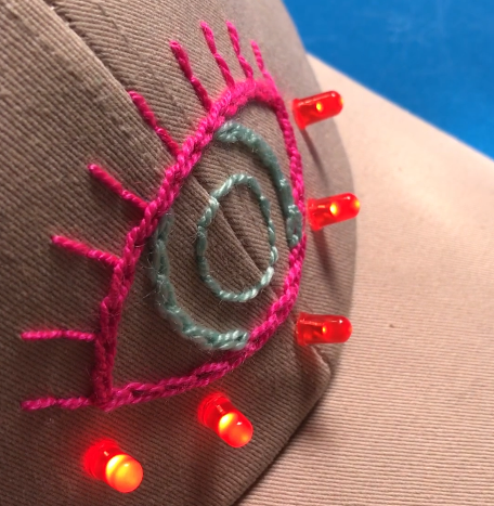 Luces led encendidas. Jockey bordado con electro-textil.