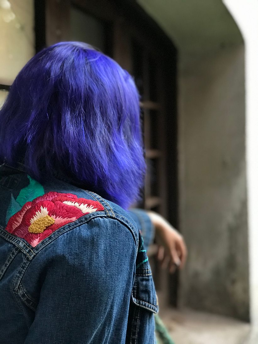 Detalle chaqueta de jeans bordada a mano con hilo de algodón mercerizado.