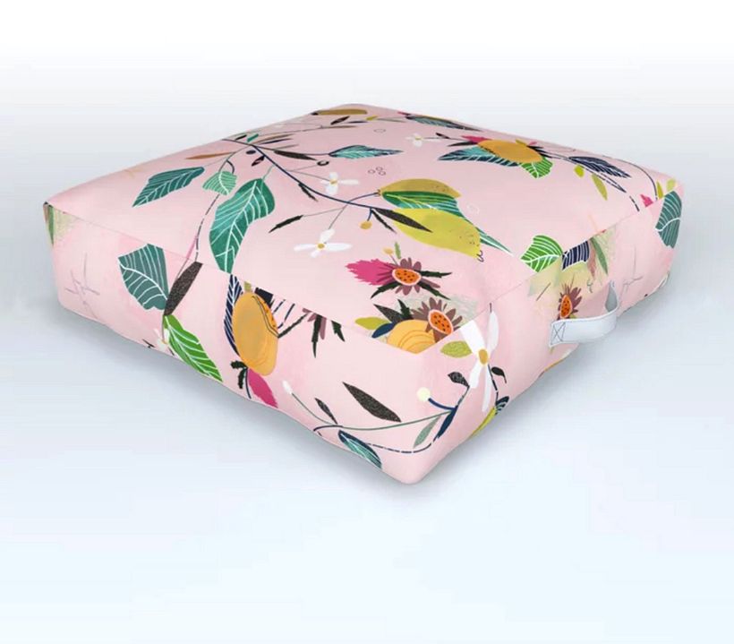 Cojín outdoor, disponible en Society6/Lauinmoon