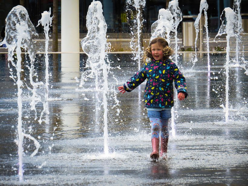 La Niña y la fuente
