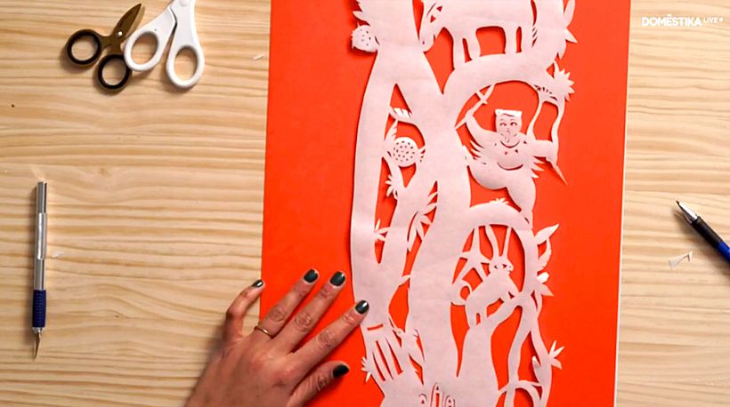 Toma la tabla de corte y el cutter para empezar a cortar tu diseño.