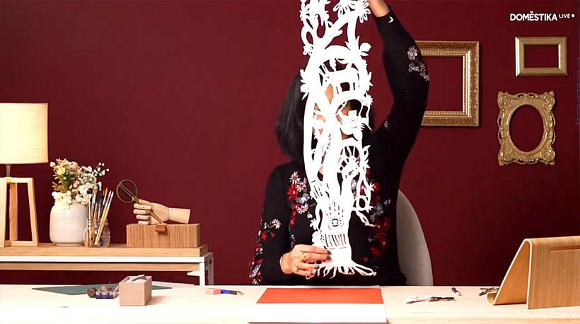 Karishma muestra su pieza final.