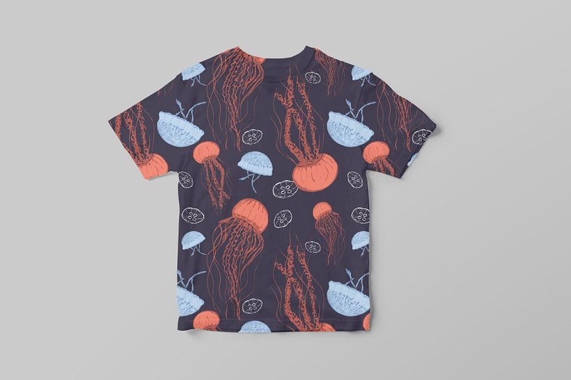 Auf einem großformatigen Essay-T-Shirt