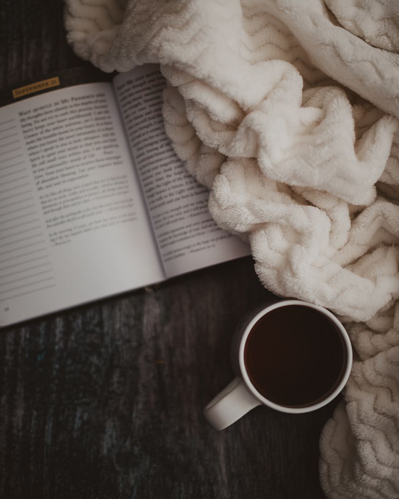 Books, blankets, and coffee. Credit: Unsplash.