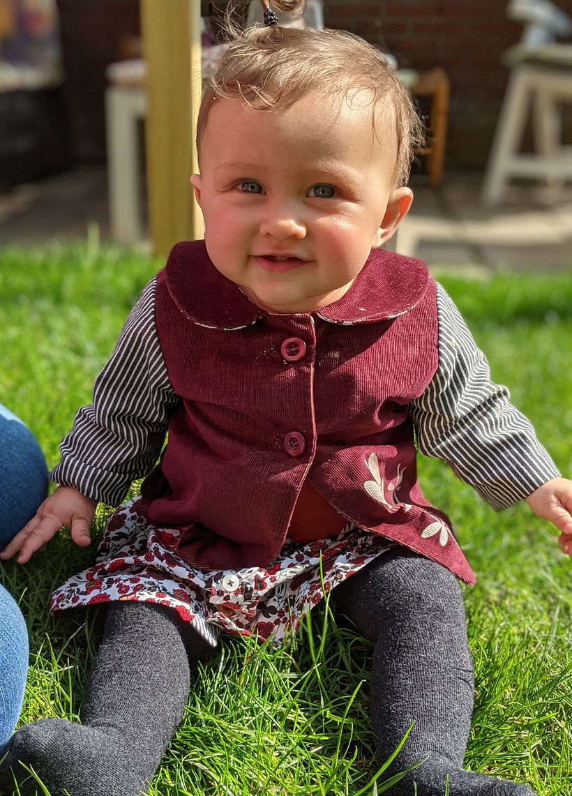 Y mi pequeña modelo. And my little model.