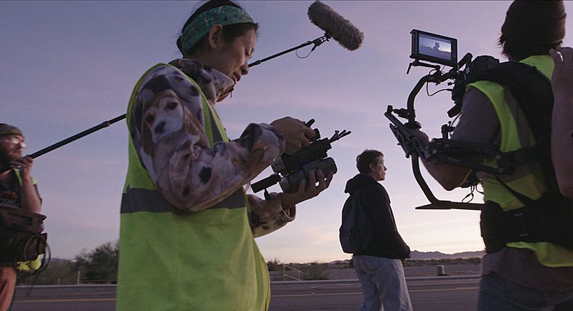 Chloé Zhao en el set de Nomadland.