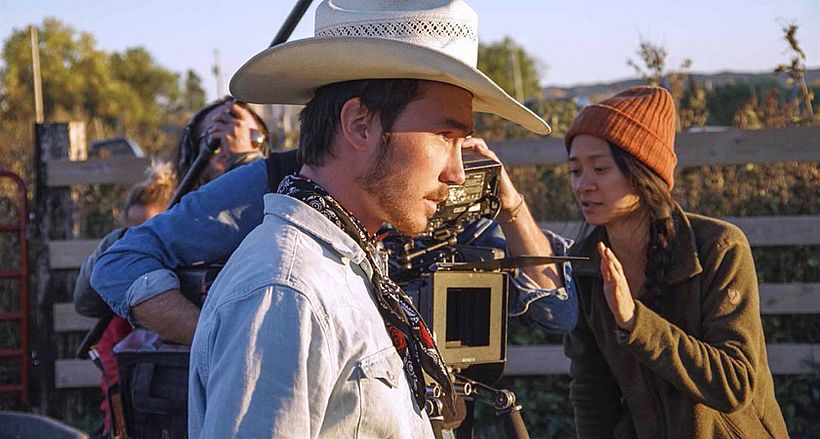 Chloé Zhao en el set de The Rider.