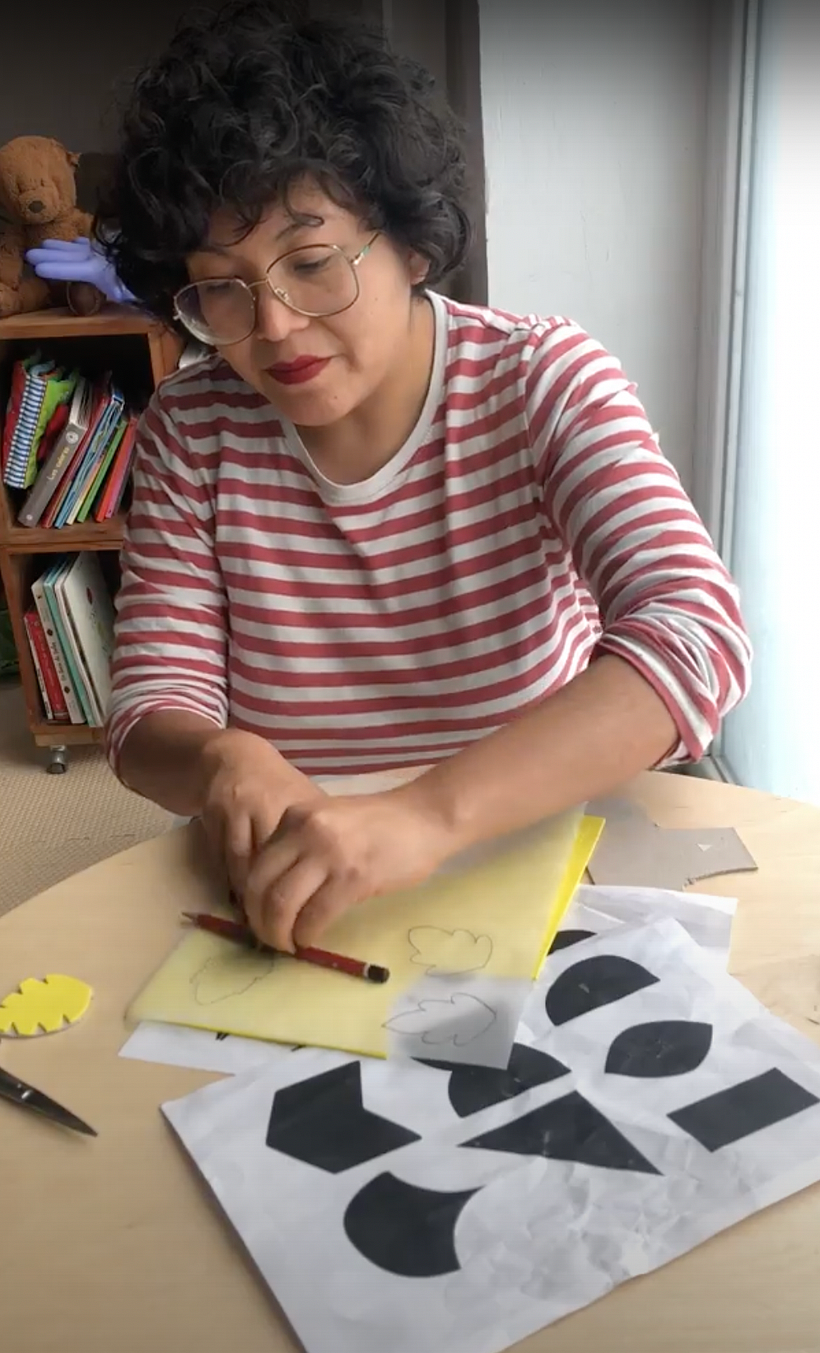 Pasando el lápiz, el dibujo de la hoja de calcar se graba en el foamy.