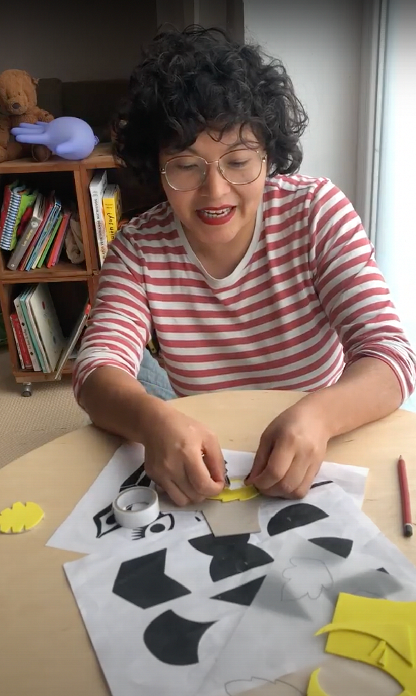 Un trozo pequeño de cinta bastará para pegar el sello al cartón.