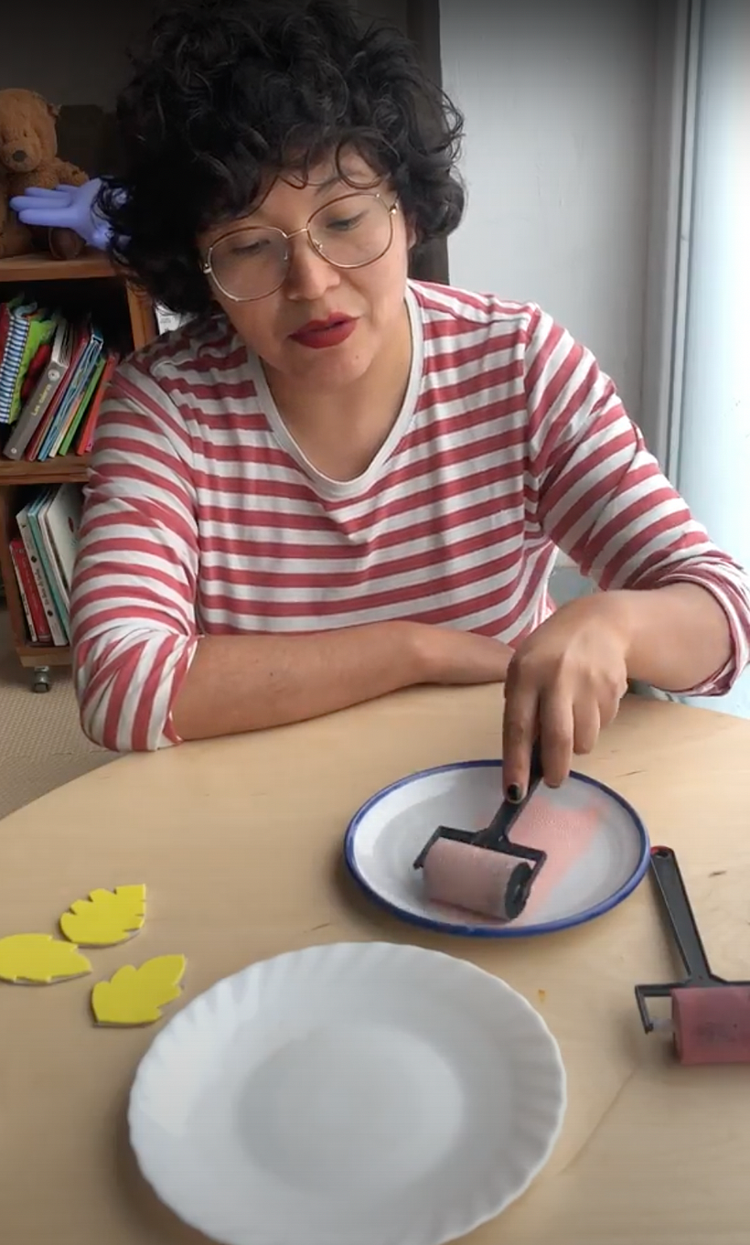 Impregna poca pintura en el rodillo. 