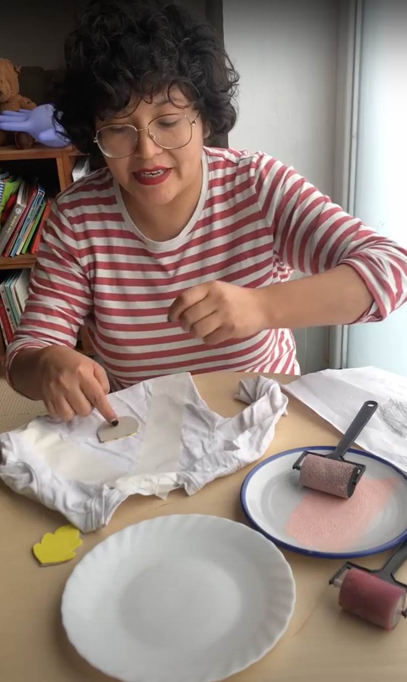 Primero, hacemos un poco de fuerza con la mano. 