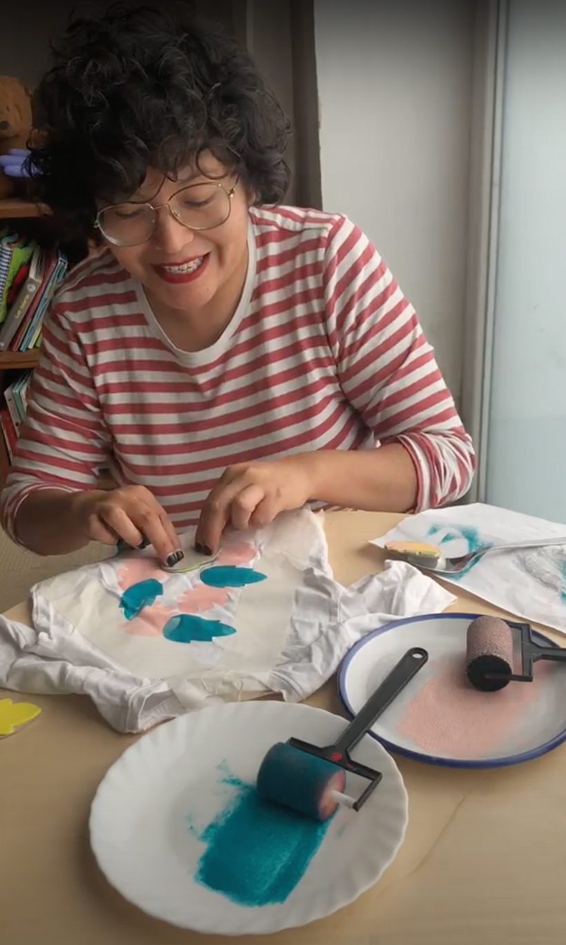 La camiseta se va llenando de colores y formas. 