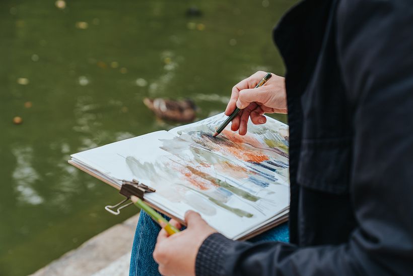 Laura McKendry is observing and drawing at the same time.