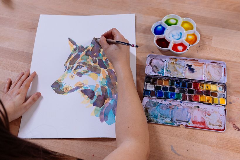 Domestika teacher Ana Santos paints with watercolors.
