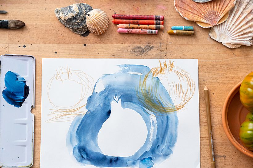 Domestika teacher Laura McKendry has placed the subject she is drawing in front of her on her table.