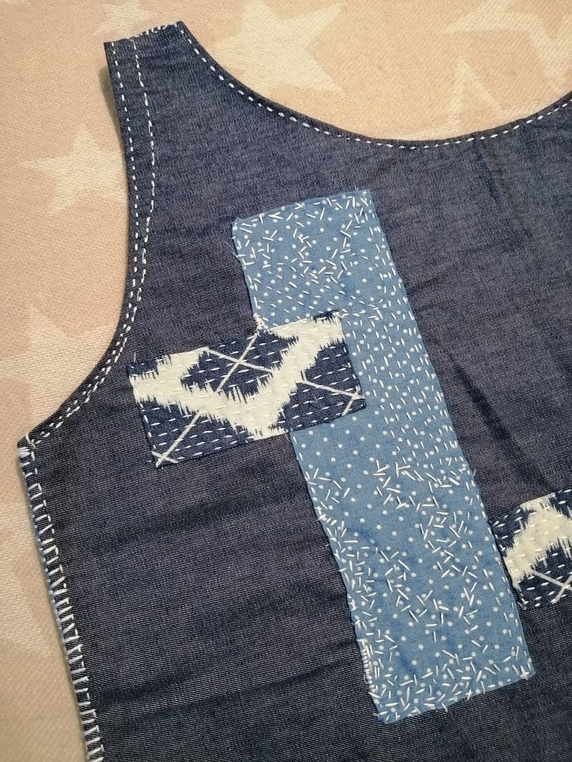 En esta segunda blusa parti de retazos que ensamble para lograr mis dos rectangulos . despues marque los cuellos y las sisas 