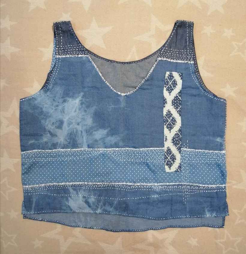 Ademas de los retazos ensamblados para lograr la tela, ensamble retazos sobrepuestos con bordado.