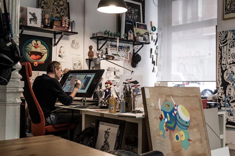 Óscar Lloréns in his studio.