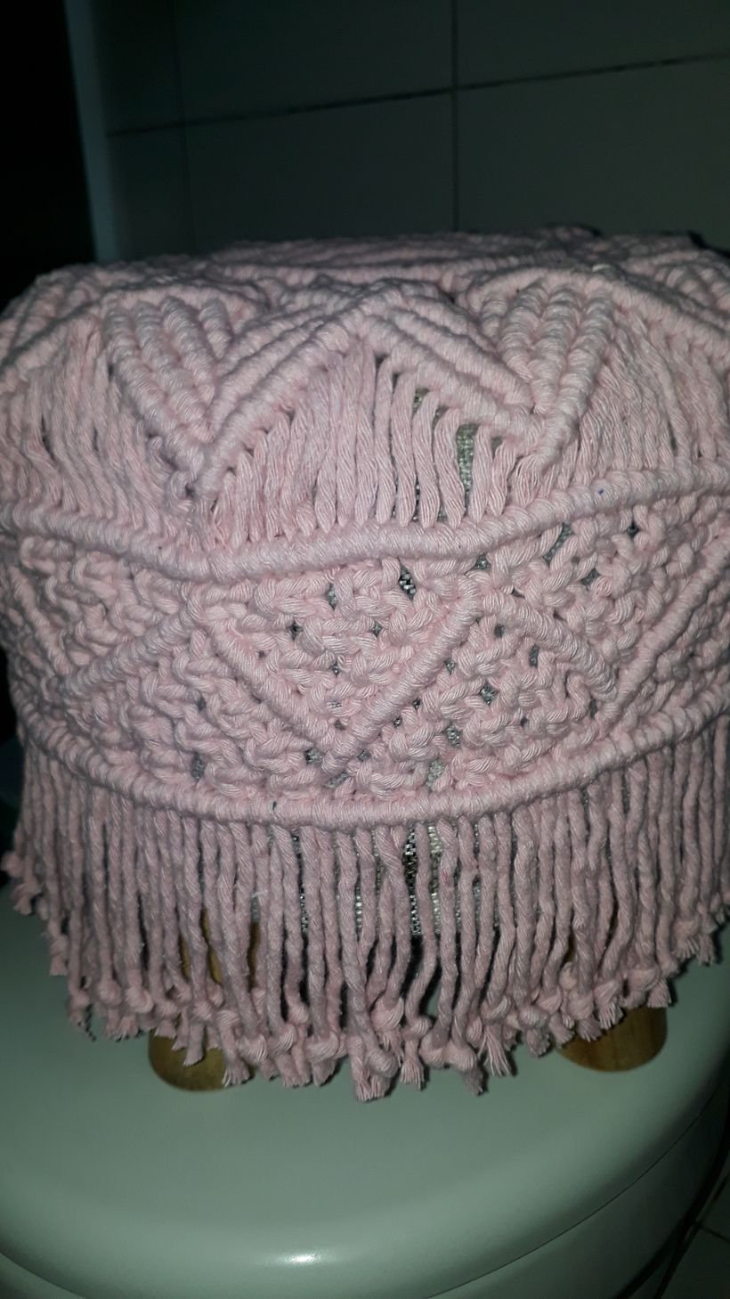 A lateral do banquinho. 