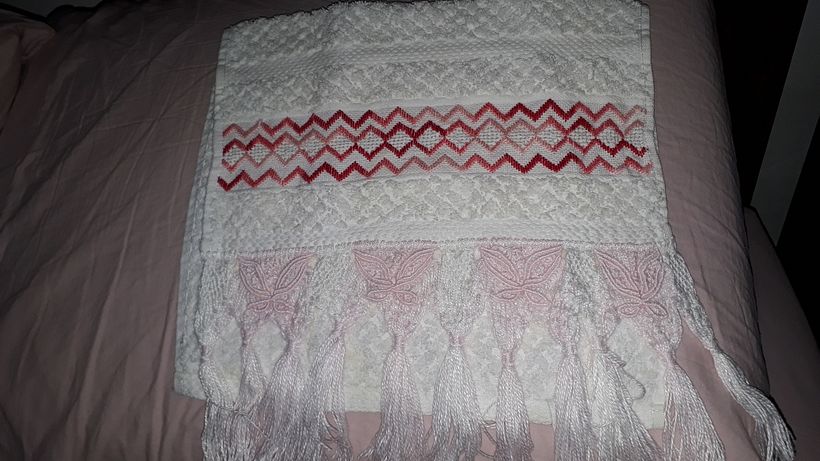 Toalha de lavabo como barra em macramê e bordados ponto reto e crivo. 