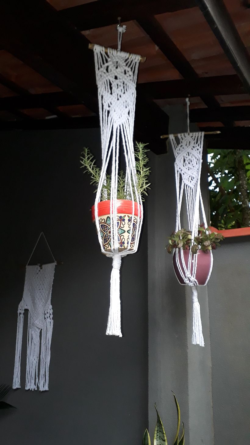 Suporte para planeta em macramê. 