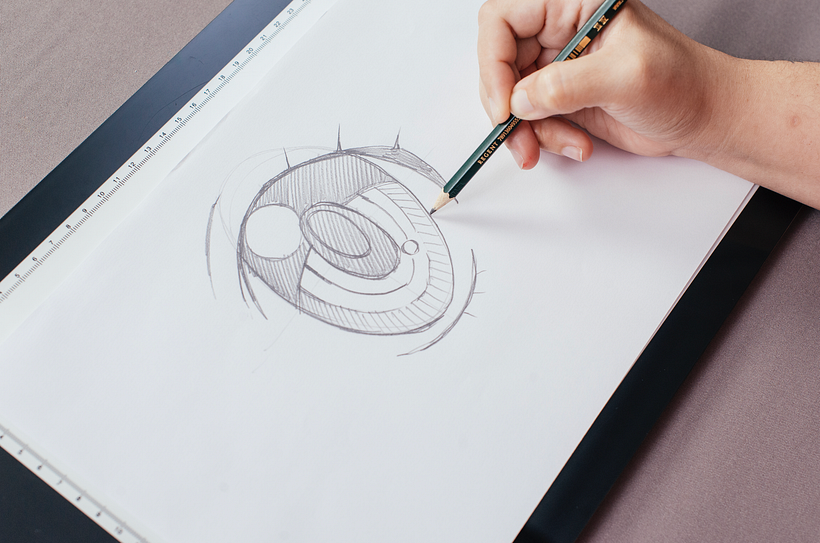 Giovana, componente de EUDETENIS, dibujando un ojo.