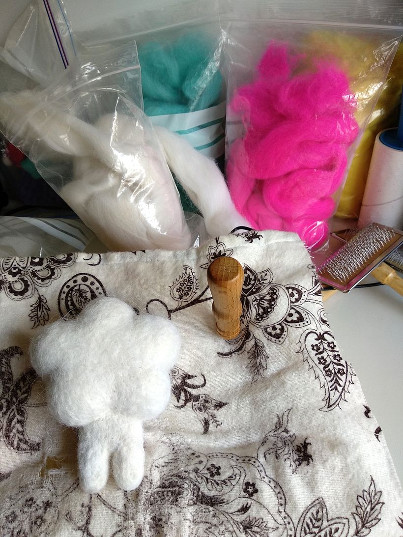 Em seguida criei o seu tronco e pernas.