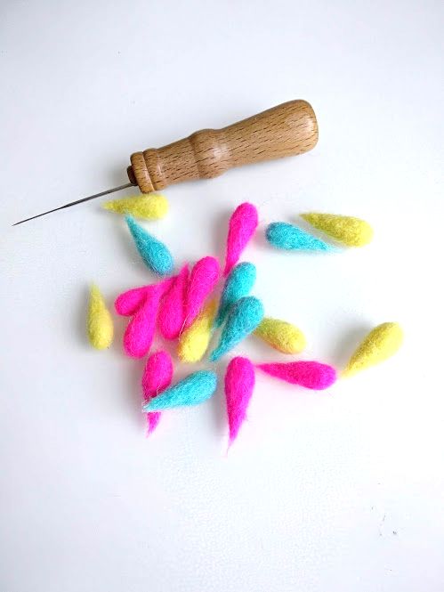 E agora é o momento de fazer pequenas gotas coloridas ( muitas!!!).