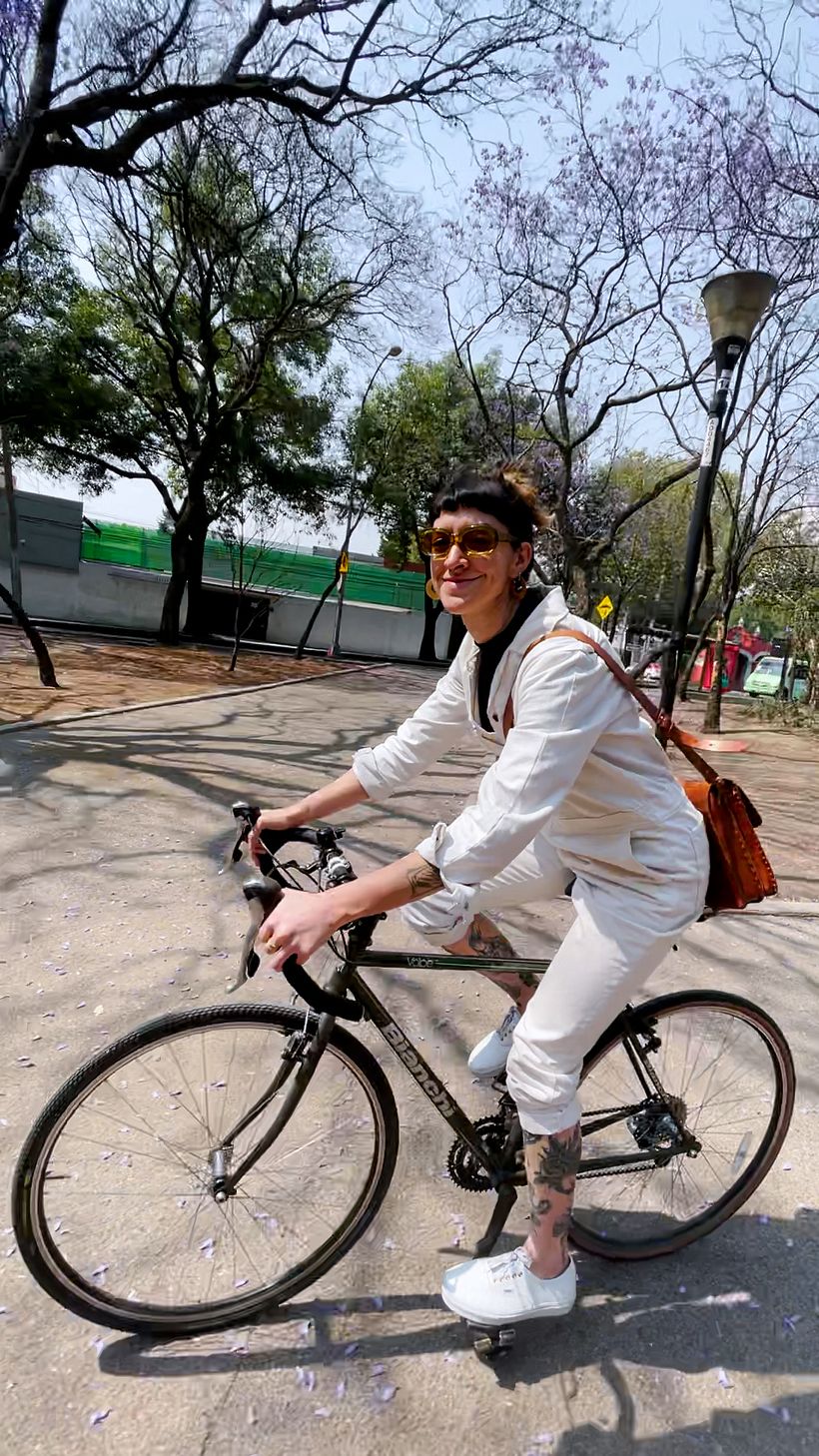 Diana viaja en dos ruedas por los alrededores del barrio Coyoacán al sur de la ciudad.