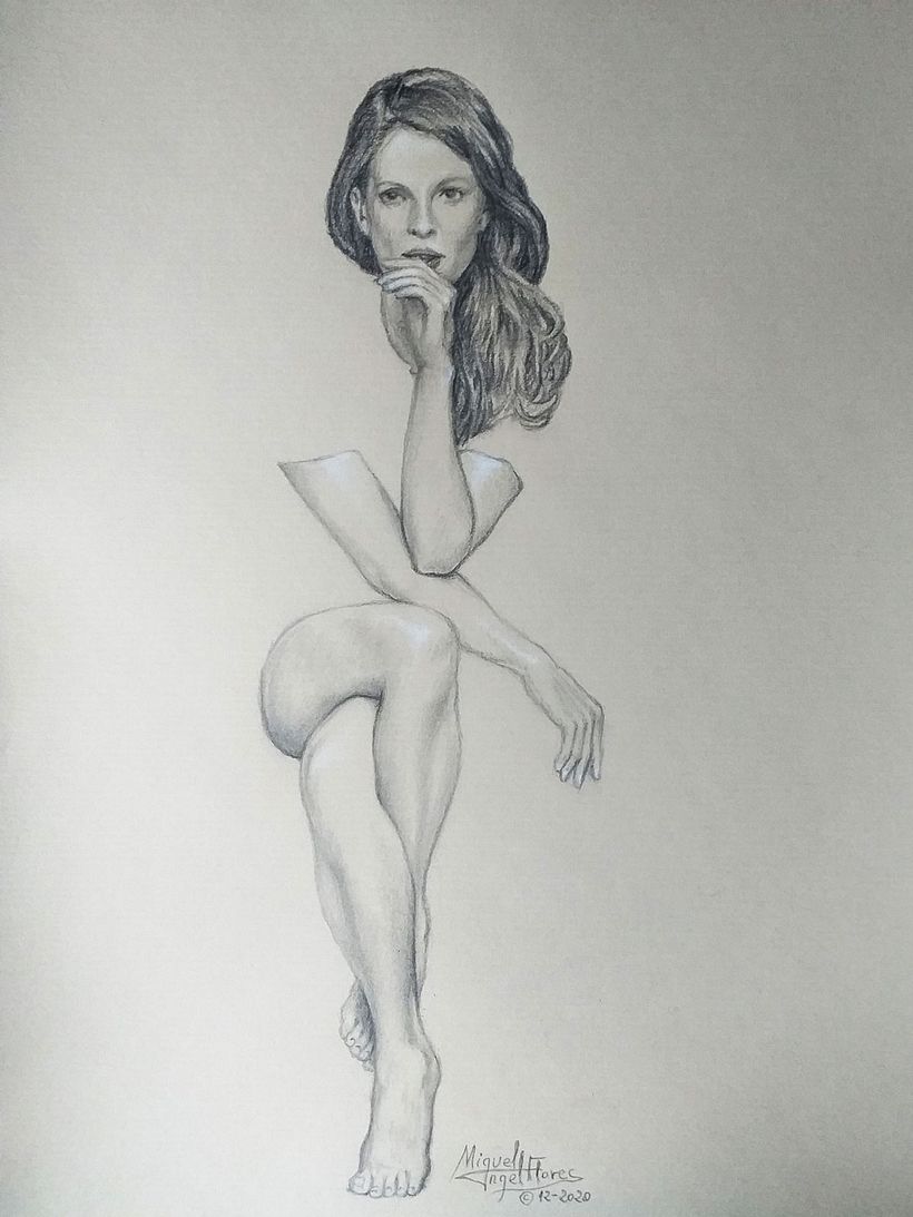 Figura femenina dibujada a lápiz de grafito y lápiz blanco sobre papel reciclado.