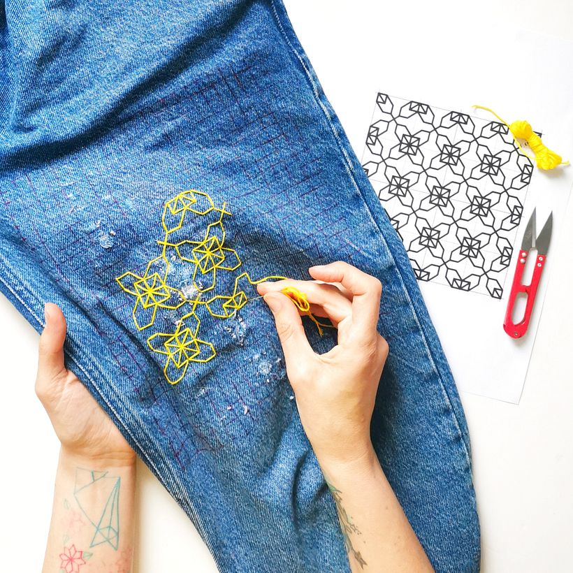 Jeans zurcidos por Emma Friedlander-Collins.