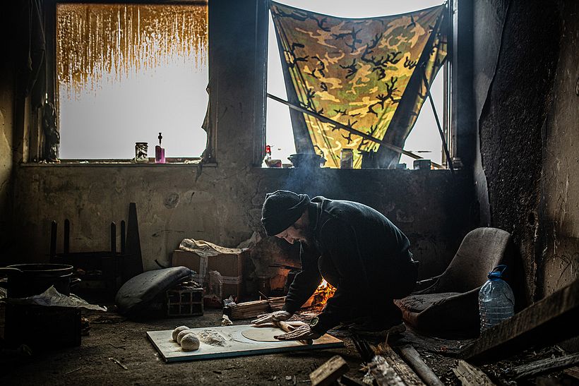 Un hombre amasando pan en Bosnia Herzegovina. Por Pablo Tosco.