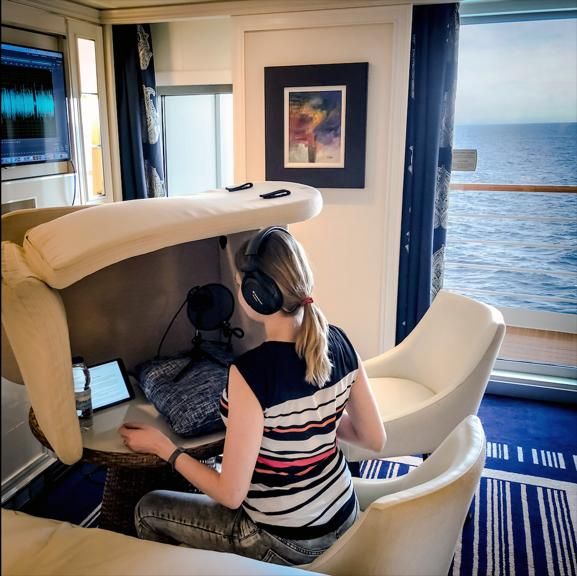 Simone Kliass en una instalación improvisada en una habitación durante un crucero.