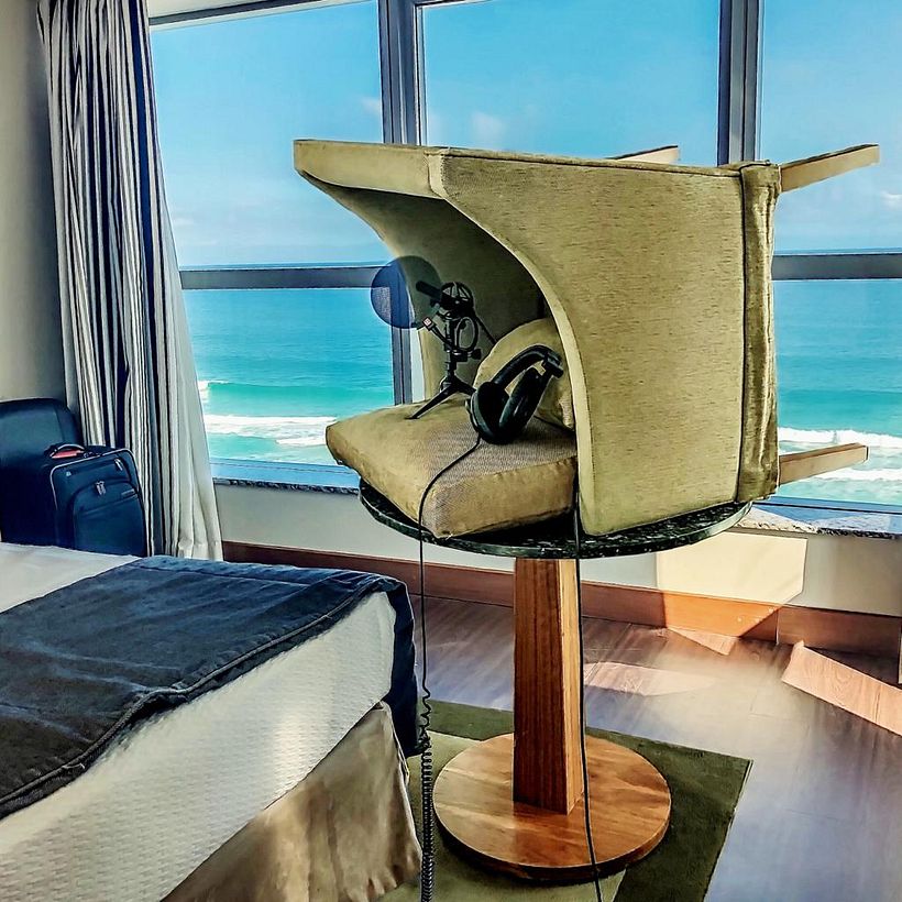 En esta instalación, Jason utilizó una silla como cabina de grabación.