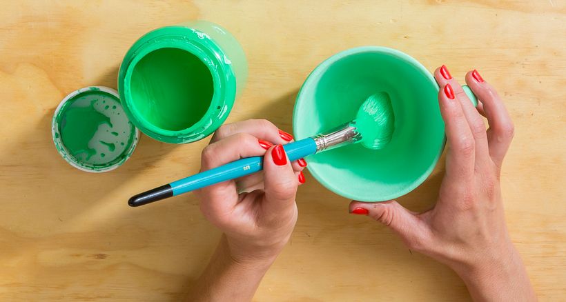 Esmalte transparente, tiene un tono verde que al entrar el horno desaparece quedando brillante
