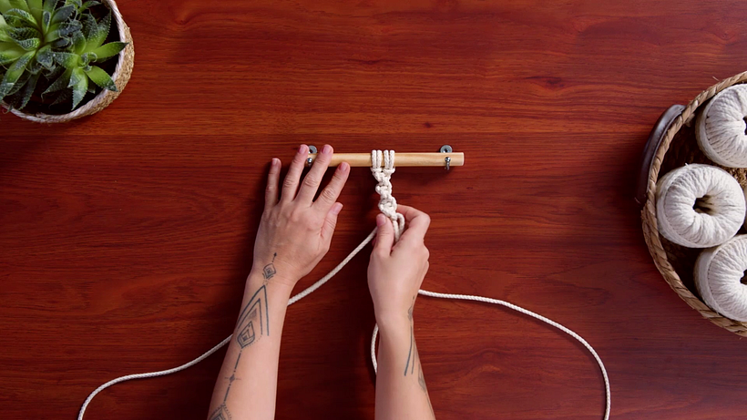 Adjust the level of torsion by hand.