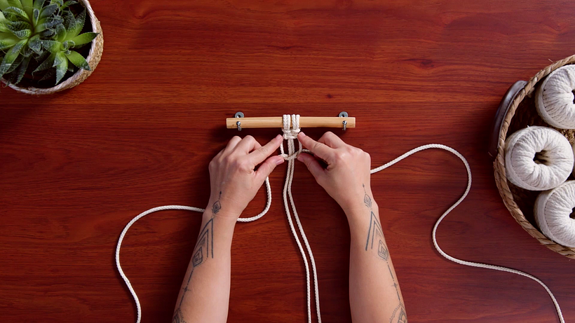 Leave a 1-2 cm gap between the knots.