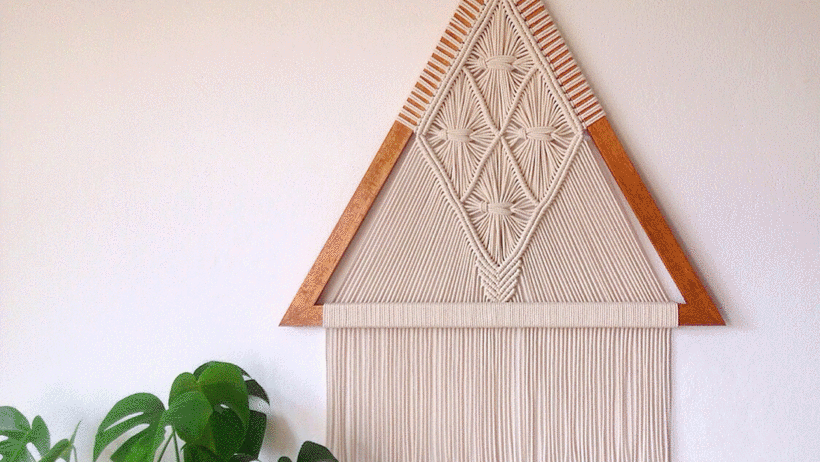 Acredita-se que a palavra "macramé" venha do termo árabe "migramah", que significa "franja ornamental"